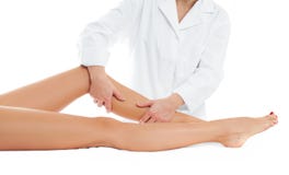 Belle femme ayant la jambe de massage au salon de station thermale image libre de droits Belle femme ayant la jambe de massage au salon de station thermale image libre de droits