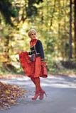 Belle femme blonde dans la forêt d'automne photographie stock Belle femme blonde dans la forêt d'automne photographie stock