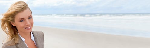 Belle femme blonde de bannière panoramique de Web à la plage photo stock Belle femme blonde de bannière panoramique de Web à la plage photo stock
