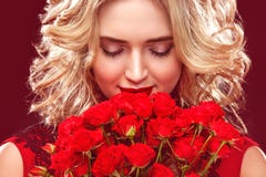 Belle femme blonde tenant le bouquet des roses rouges Jour international du ` s de femmes, célébration de huit mars Image stock Belle femme blonde tenant le bouquet des roses rouges Jour international du ` s de femmes, célébration de huit mars Image stock