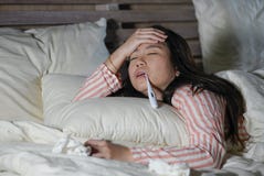 Belle femme chinoise asiatique fatiguée et malade se trouvant sur le malade de lit à la maison souffrant le sentiment froid de gr photos libres de droits Belle femme chinoise asiatique fatiguée et malade se trouvant sur le malade de lit à la maison souffrant le sentiment froid de gr photos libres de droits