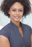 Belle femme d'affaires de femme d'Afro-américain de métis photo libre de droits Belle femme d'affaires de femme d'Afro-américain de métis photo libre de droits