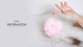 Belle femme dans des jambes de santé de beauté de mousse de bain dans l'eau de corps de soin d'éponge de douche de gand image libre de droits Belle femme dans des jambes de santé de beauté de mousse de bain dans l'eau de corps de soin d'éponge de douche de gand image libre de droits