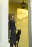 Belle femme dans la robe noire avec le mastiff image libre de droits Belle femme dans la robe noire avec le mastiff image libre de droits