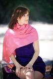 Belle femme dans une robe bleue se reposant sur un banc en parc photographie stock Belle femme dans une robe bleue se reposant sur un banc en parc photographie stock