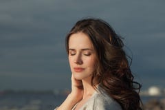 Belle femme de brune avec les cheveux de soufflement Photographie stock Belle femme de brune avec les cheveux de soufflement Photographie stock