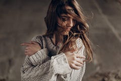 Belle femme de hippie dans des vêtements indépendants de boho, posant en hiver photographie stock libre de droits Belle femme de hippie dans des vêtements indépendants de boho, posant en hiver photographie stock libre de droits
