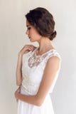 Belle femme de jeune mariée dans la robe de mariage - style photo stock Belle femme de jeune mariée dans la robe de mariage - style photo stock