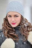 Belle femme en hiver avec la neige sur les cheveux photos libres de droits Belle femme en hiver avec la neige sur les cheveux photos libres de droits