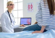 Belle femme enceinte de sourire avec le docteur à l'hôpital photos libres de droits Belle femme enceinte de sourire avec le docteur à l'hôpital photos libres de droits