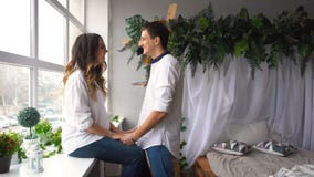 Belle femme enceinte et son mari beau étreignant leurs ventres photo stock Belle femme enceinte et son mari beau étreignant leurs ventres photo stock