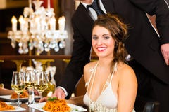 Belle femme et serveur in fine dinant le restaurant image libre de droits Belle femme et serveur in fine dinant le restaurant image libre de droits