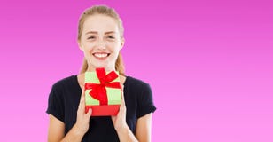 Belle femme gaie dans le T-shirt noir te donnant la boîte actuelle au-dessus du fond pourpre, vacances concept, l'espace de copie images stock Belle femme gaie dans le T-shirt noir te donnant la boîte actuelle au-dessus du fond pourpre, vacances concept, l'espace de copie images stock