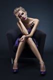 Belle femme luxueuse s'asseyant sur la présidence photo libre de droits Belle femme luxueuse s'asseyant sur la présidence photo libre de droits