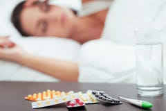 Belle femme malade se reposant dans le lit à la maison images stock Belle femme malade se reposant dans le lit à la maison images stock