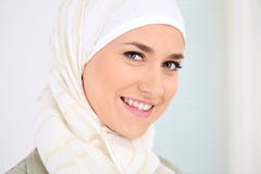 Belle femme musulmane heureuse image libre de droits Belle femme musulmane heureuse image libre de droits