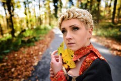 Belle femme élégante dans la forêt d'automne Photo libre de droits Belle femme élégante dans la forêt d'automne Photo libre de droits