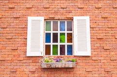 Belle fenêtre en bois avec le verre et le mur de briques multi de couleur photo libre de droits Belle fenêtre en bois avec le verre et le mur de briques multi de couleur photo libre de droits