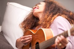 Belle fille afro-américaine jouant la guitare images libres de droits Belle fille afro-américaine jouant la guitare images libres de droits