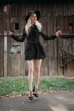 Belle fille attirante et élégante portant la pose sautante de chapeau noir dans la ville Maquillage nu, mieux coiffure quotidienn photos libres de droits Belle fille attirante et élégante portant la pose sautante de chapeau noir dans la ville Maquillage nu, mieux coiffure quotidienn photos libres de droits