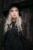Belle fille attirante et élégante utilisant le chapeau noir se tenant posant dans la ville Maquillage nu, mieux coiffure quotidie photo stock Belle fille attirante et élégante utilisant le chapeau noir se tenant posant dans la ville Maquillage nu, mieux coiffure quotidie photo stock