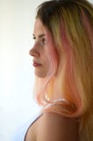 Belle fille avec de longs cheveux légers, avec les serrures roses image libre de droits Belle fille avec de longs cheveux légers, avec les serrures roses image libre de droits
