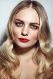 Belle fille avec le rouge à lèvres rouge et les cheveux bouclés blonds photo libre de droits Belle fille avec le rouge à lèvres rouge et les cheveux bouclés blonds photo libre de droits