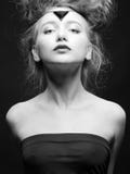 Belle fille dans la robe noire pure photographie stock libre de droits Belle fille dans la robe noire pure photographie stock libre de droits