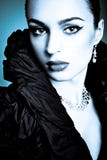 Belle fille de mode sur le fond bleu image stock Belle fille de mode sur le fond bleu image stock