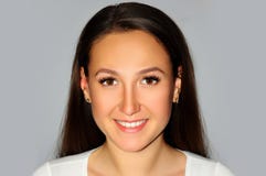Belle fille de sourire avec la peau propre, le maquillage naturel, et le whi images libres de droits Belle fille de sourire avec la peau propre, le maquillage naturel, et le whi images libres de droits