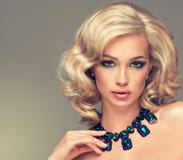 Belle fille mignonne avec les cheveux bouclés blonds image libre de droits Belle fille mignonne avec les cheveux bouclés blonds image libre de droits