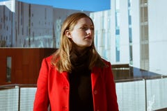 Belle fille posant avec le manteau rouge photographie stock libre de droits Belle fille posant avec le manteau rouge photographie stock libre de droits