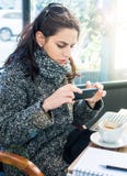 Belle fille prenant une photo pour le réseau social avec le smartphone faisant le visage frowny images libres de droits Belle fille prenant une photo pour le réseau social avec le smartphone faisant le visage frowny images libres de droits