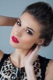 Belle fin de visage de femme vers le haut de jeune studio de portrait sur le gris Beauté normale Image stock Belle fin de visage de femme vers le haut de jeune studio de portrait sur le gris Beauté normale Image stock