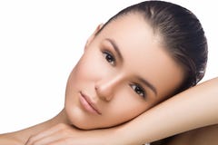 Belle fin de visage de femme vers le haut de studio de portrait sur le blanc dirigez en main, en regardant l'appareil-photo, stat photographie stock libre de droits Belle fin de visage de femme vers le haut de studio de portrait sur le blanc dirigez en main, en regardant l'appareil-photo, stat photographie stock libre de droits