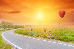 Belle image de paysage avec des bicyclettes au coucher du soleil photos stock Belle image de paysage avec des bicyclettes au coucher du soleil photos stock