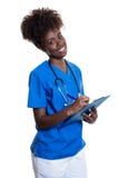Belle infirmière d'afro-américain avec le presse-papiers Image stock Belle infirmière d'afro-américain avec le presse-papiers Image stock