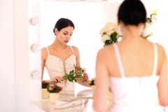 Belle jeune ballerine se tenant contre le miroir image stock Belle jeune ballerine se tenant contre le miroir image stock