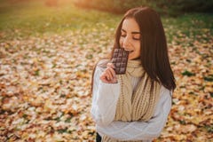 Belle jeune brune se reposant sur les feuilles d'automne tombées en parc, images stock Belle jeune brune se reposant sur les feuilles d'automne tombées en parc, images stock
