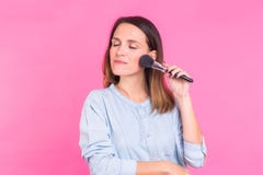 Belle jeune femme appliquant la poudre cosmétique sur son visage avec le gland, concept de soins de la peau photos libres de droits Belle jeune femme appliquant la poudre cosmétique sur son visage avec le gland, concept de soins de la peau photos libres de droits