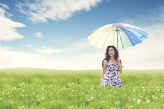 Belle jeune femme asiatique avec le parapluie sur le champ vert images libres de droits Belle jeune femme asiatique avec le parapluie sur le champ vert images libres de droits