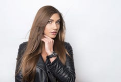 Belle jeune femme avec la montre-bracelet photo libre de droits Belle jeune femme avec la montre-bracelet photo libre de droits