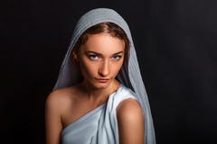 Belle jeune femme avec une écharpe sur sa tête, et un chapelet dans des ses mains, regard humble, femme de croyance photos stock Belle jeune femme avec une écharpe sur sa tête, et un chapelet dans des ses mains, regard humble, femme de croyance photos stock