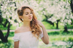 Belle jeune femme dans la maxi jupe florale marchant au printemps image stock Belle jeune femme dans la maxi jupe florale marchant au printemps image stock