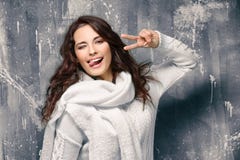 Belle jeune femme dans le chandail chaud photographie stock Belle jeune femme dans le chandail chaud photographie stock