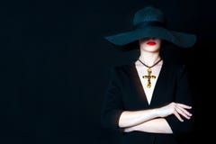 Belle jeune femme dans le chapeau noir avec la croix de bijou Image libre de droits Belle jeune femme dans le chapeau noir avec la croix de bijou Image libre de droits