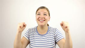 Belle jeune femme de brune, parlant fort, wouah, et souriant à l'appareil-photo clips vidéos Belle jeune femme de brune, parlant fort, wouah, et souriant à l'appareil-photo clips vidéos