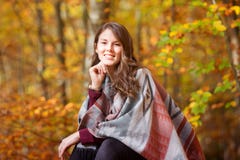 Belle jeune femme dehors en soleil d'automne photo libre de droits Belle jeune femme dehors en soleil d'automne photo libre de droits