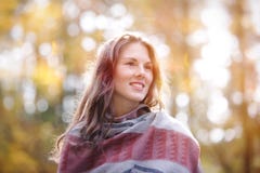 Belle jeune femme dehors en soleil d'automne photo libre de droits Belle jeune femme dehors en soleil d'automne photo libre de droits