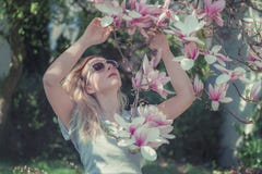 Belle jeune femme en bonne santé avec des fleurs de magnolia photo libre de droits Belle jeune femme en bonne santé avec des fleurs de magnolia photo libre de droits